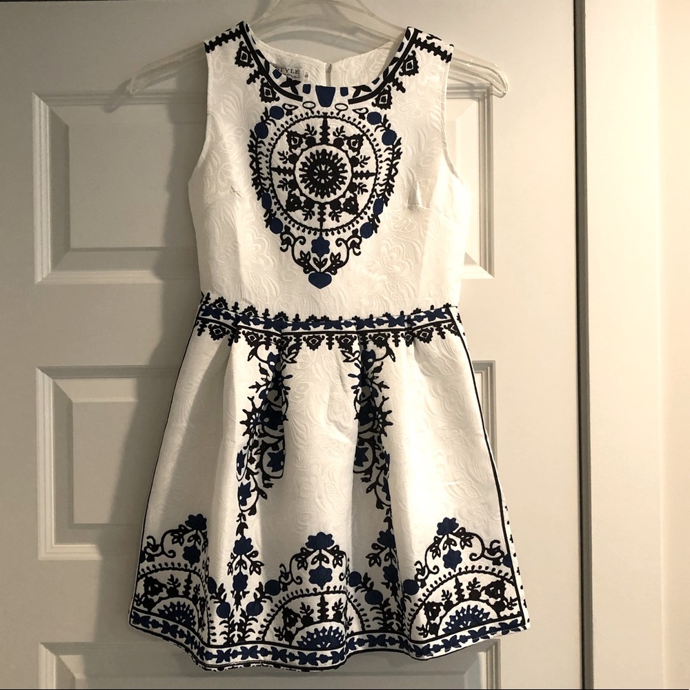 Justyle skater style fitted dress. Small NWT